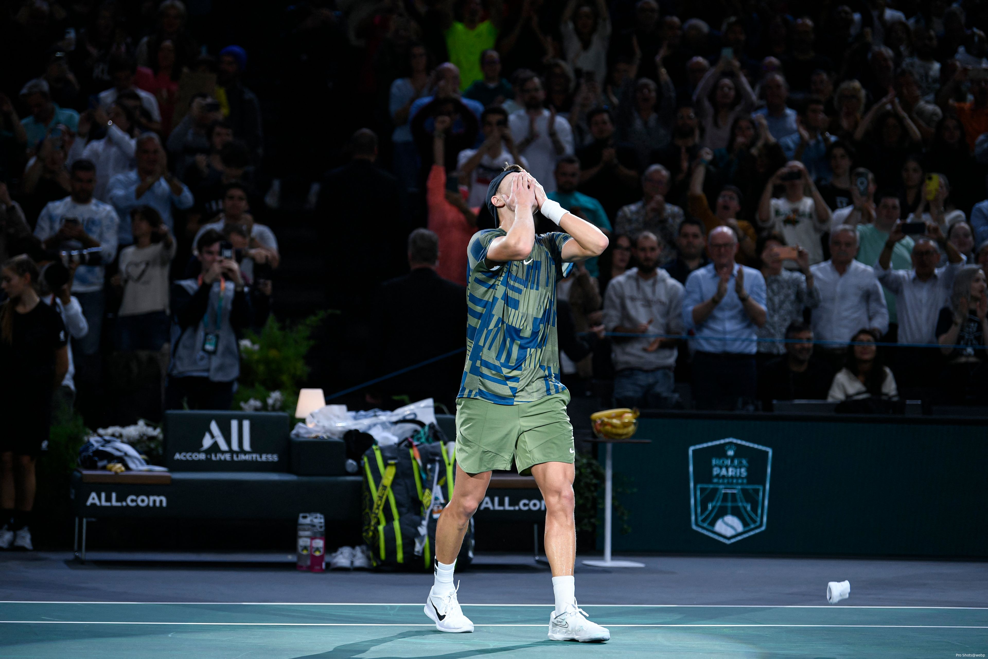 Holger Rune kan bijna niet geloven dat hij Novak Djokovic heeft verslagen in de finale in Parijs op 6 november jl.